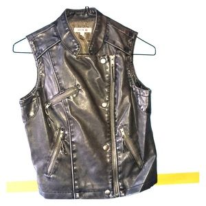 Leather grey/black vest